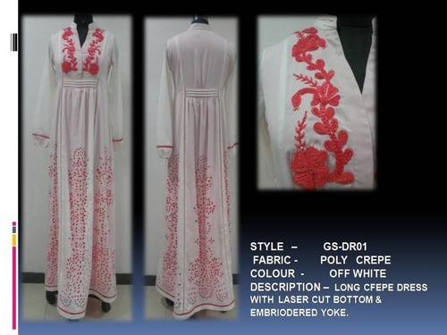 लेसर कट तल के साथ लंबी क्रेप ड्रेस