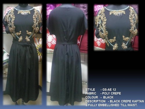 काला क्रीप काफ्तान और पूरी तरह से कमर तक सजाया गया