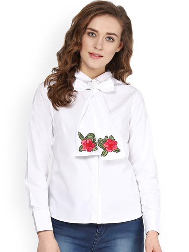 फ्लॉवर पैच नेक टाई सफेद शर्ट