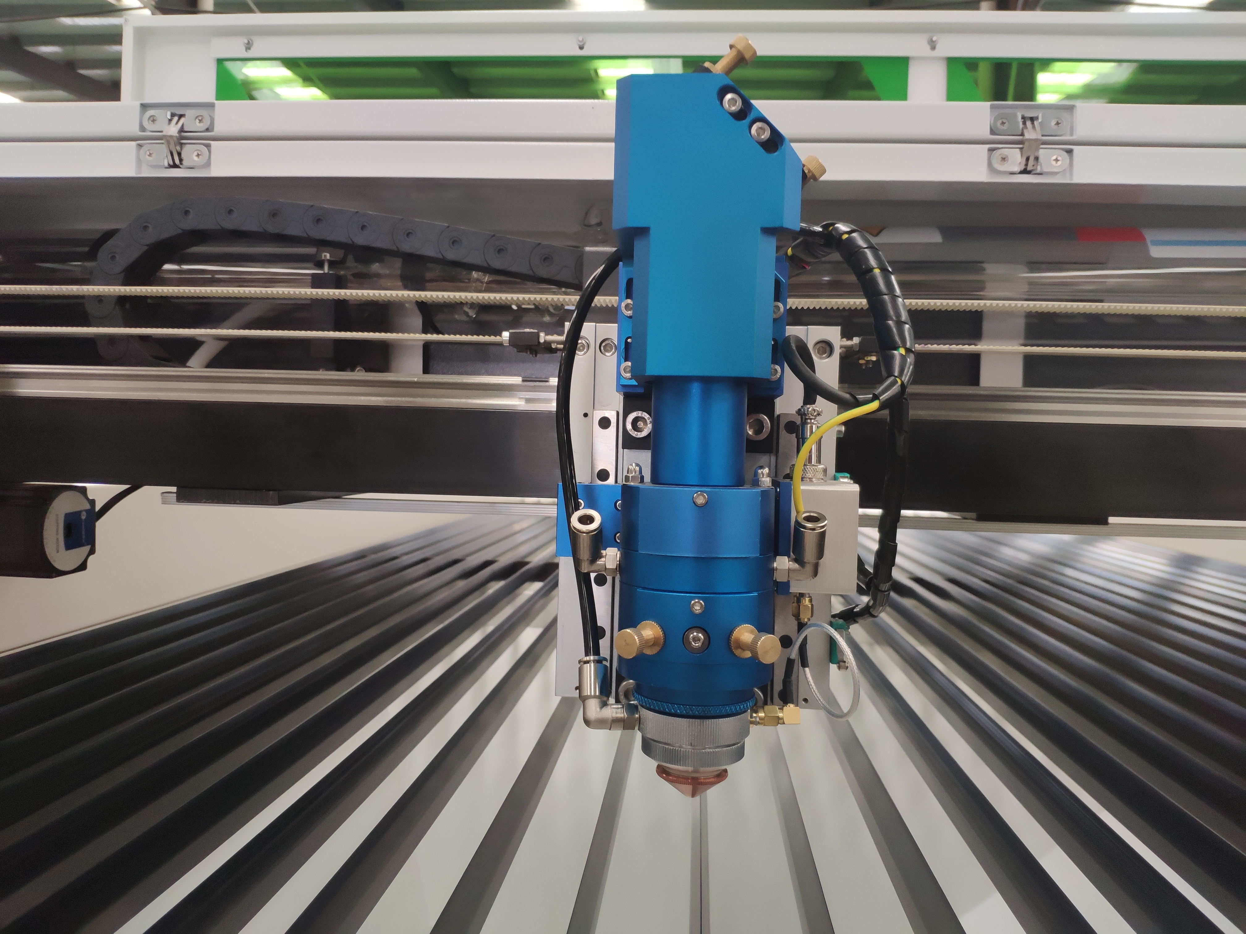 Automatic Multiple Materials Co2 Laser Cutting Machine