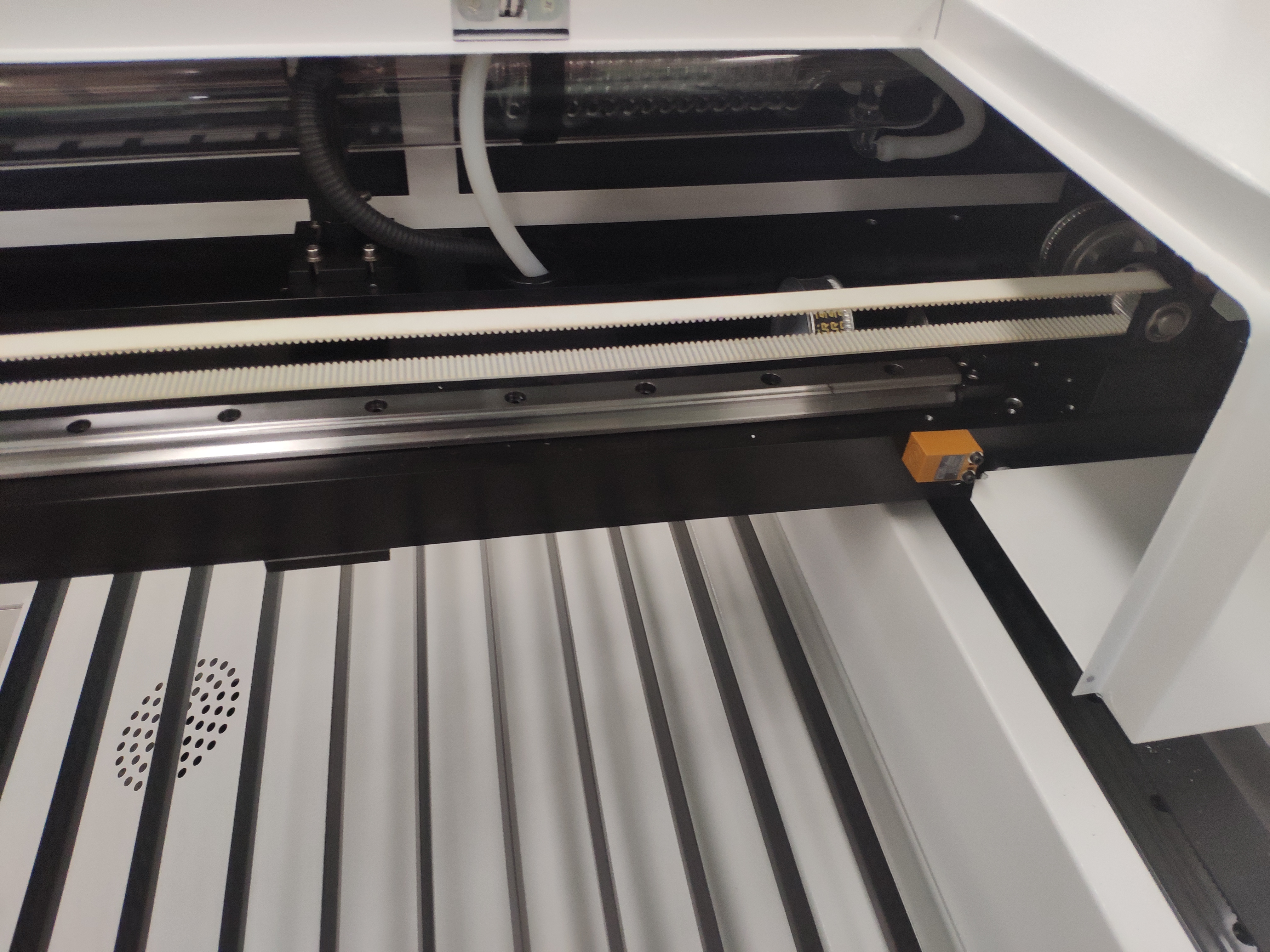 Automatic Multiple Materials Co2 Laser Cutting Machine