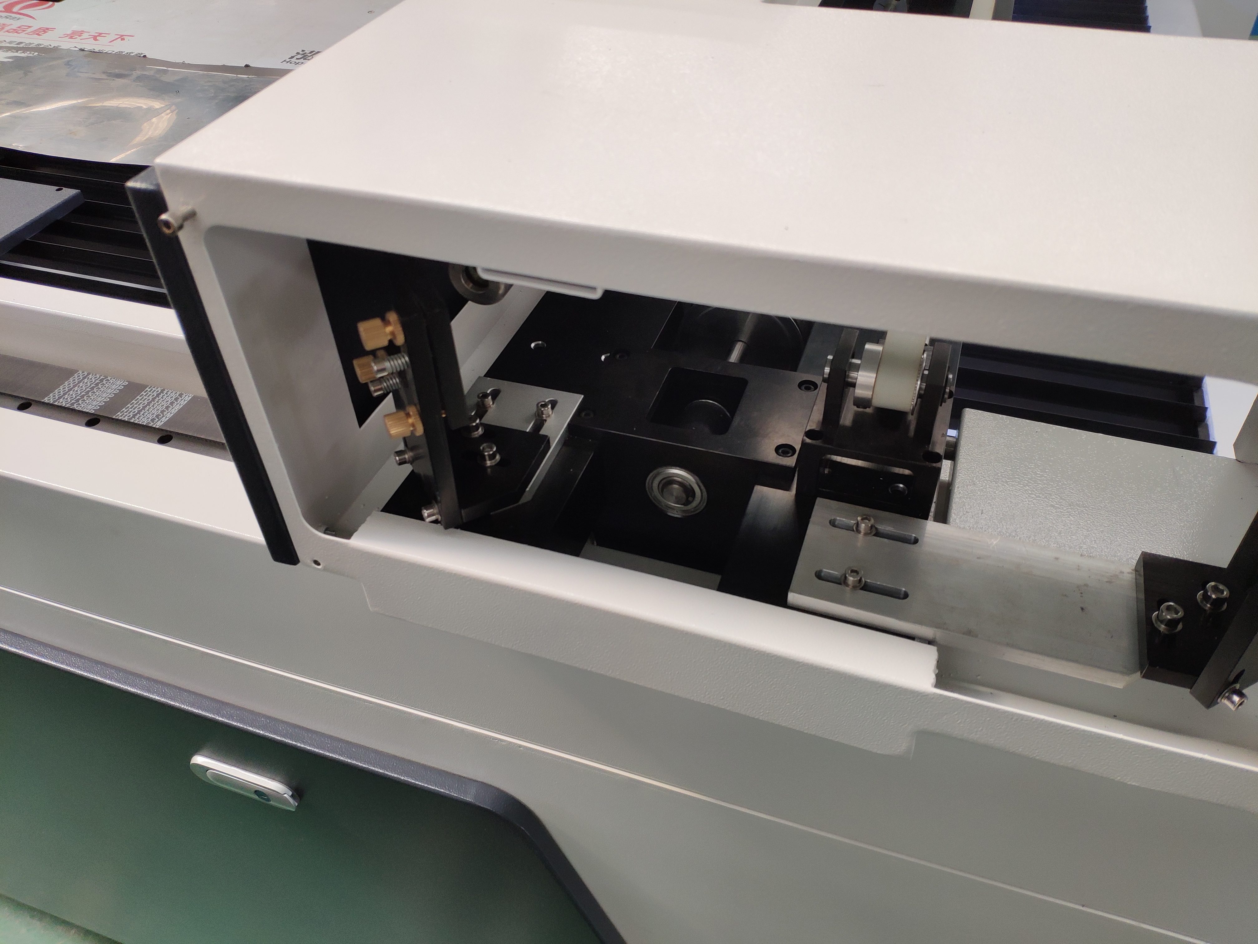 Automatic Multiple Materials Co2 Laser Cutting Machine