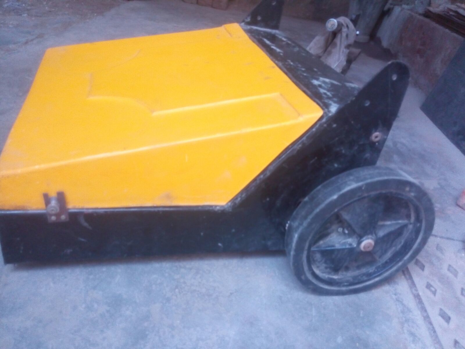 Manual Floor Sweeper - Steel Ms, 795x7605x465 Mm | 35 Ltr Tank Capacity, 1500 M2/hr Cleaning Speed, Easy To Maneuver With Adjustable Brushes
