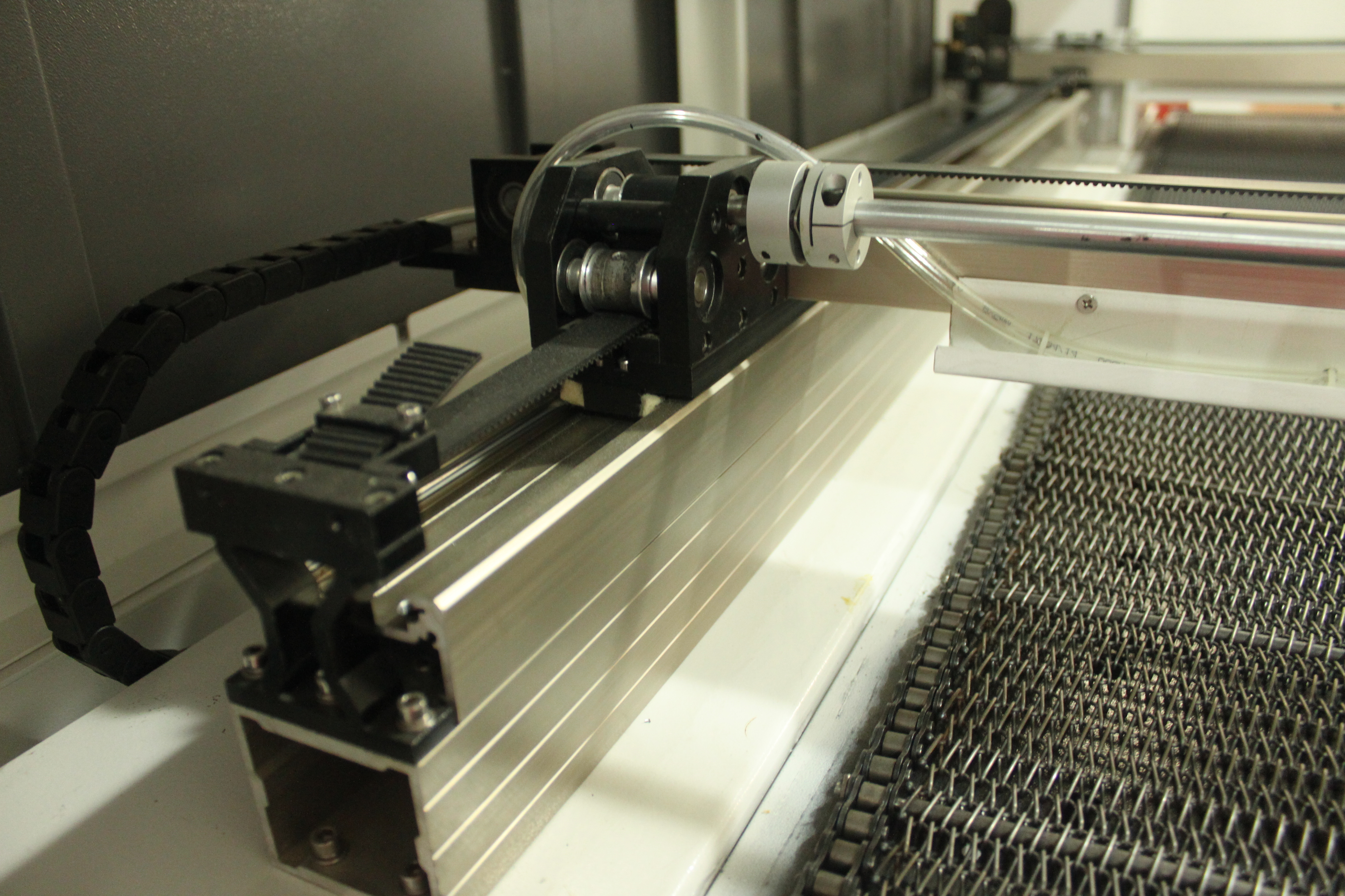 White Large Scale Visual Automatic Edge Tracking Cutting Machine