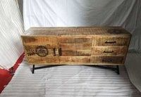 दराज के साथ लकड़ी का साइडबोर्ड