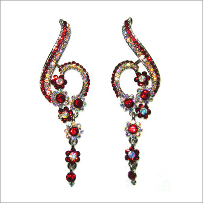 डिजाइनर पत्थर जड़ी कान की बाली