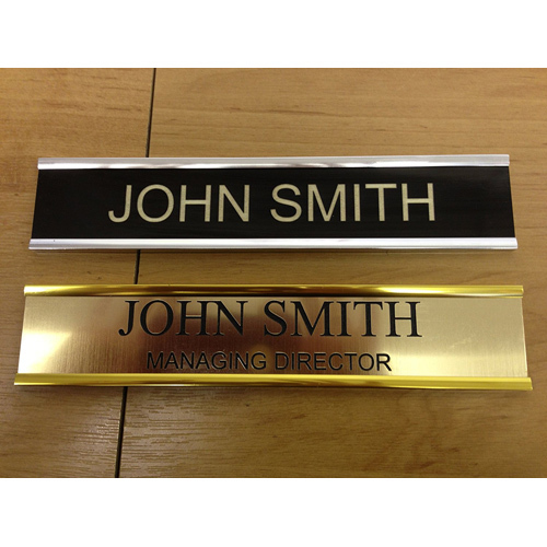 व्यक्तिगत धातु का नाम प्लेट