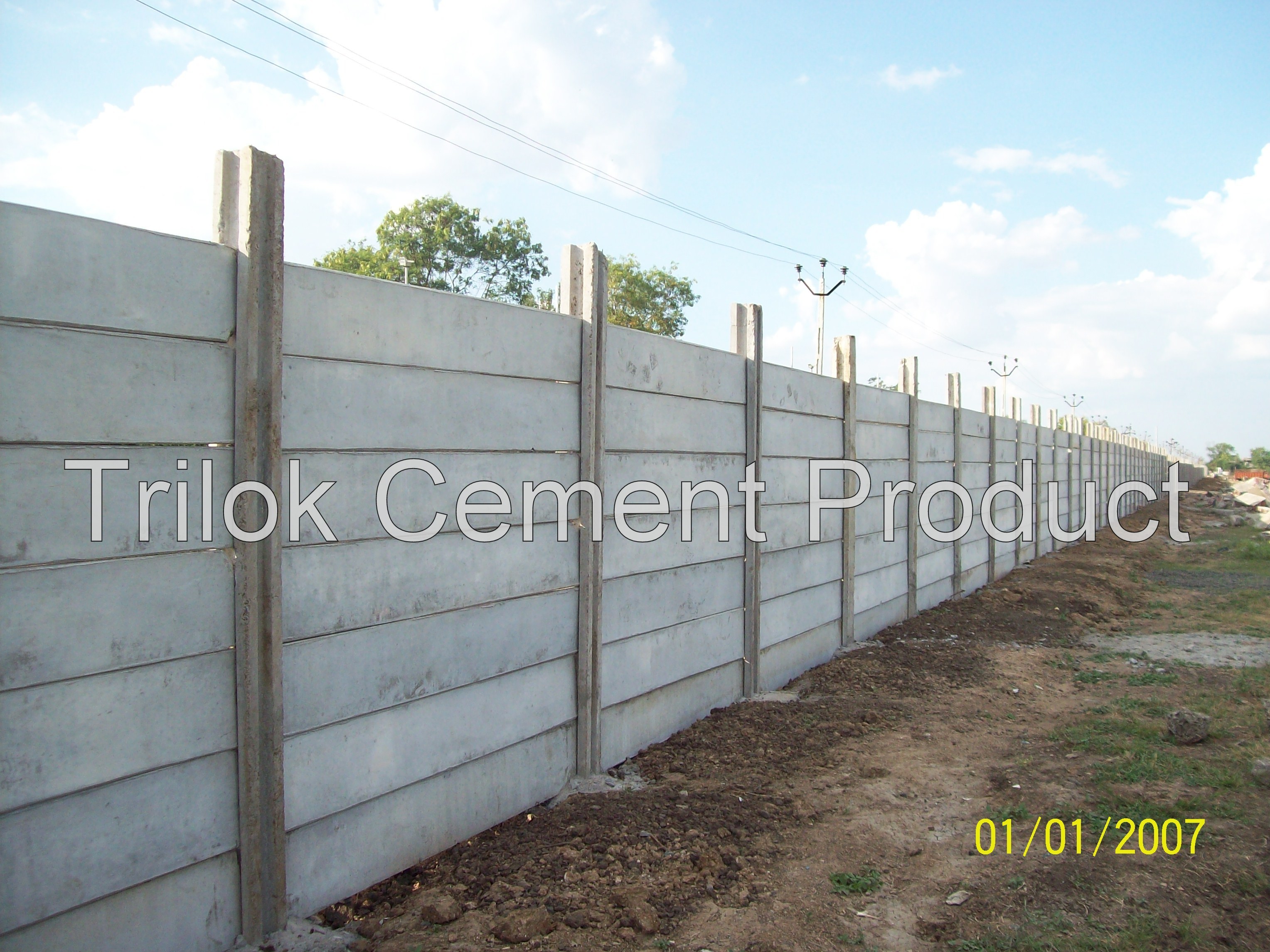 Rcc Pre Cast Pre Stressed Compound Wall - Custom Size Panels & Columns | Eco-friendly Cement And Sand Material, Painted Finish For Boundary Integrity