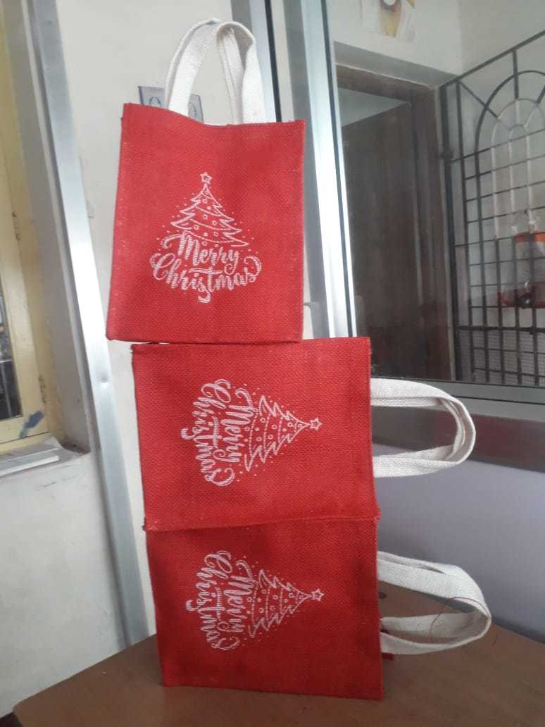 Christmas Jute Carry Bags - 9 X 7 X 5 Inches | Eco-friendly Material, Red And White Color, Customizable Design With Hand Length Handle