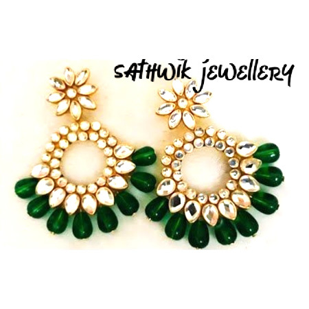 हरी कुंदन बालियां