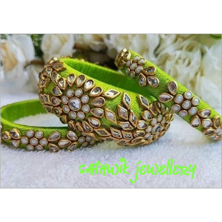 हाथ से बनाए गए रेशमी धागे की चूड़ियाँ