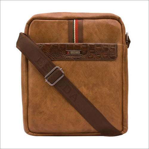 पुरुषों के भूरे रंग के स्लिंग बैग