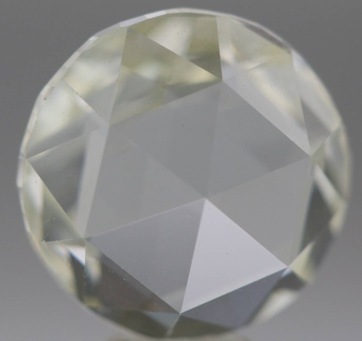 Rose Cut Diamond Diamond Carat: 2.00 Carat