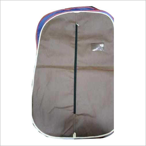 बेग पाइपिंग और ब्लैक ज़िपर के साथ सूटकवर चॉकलेट ब्राउन