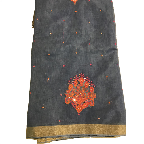 महिलाओं की फैंसी कढ़ाई वाली साड़ी