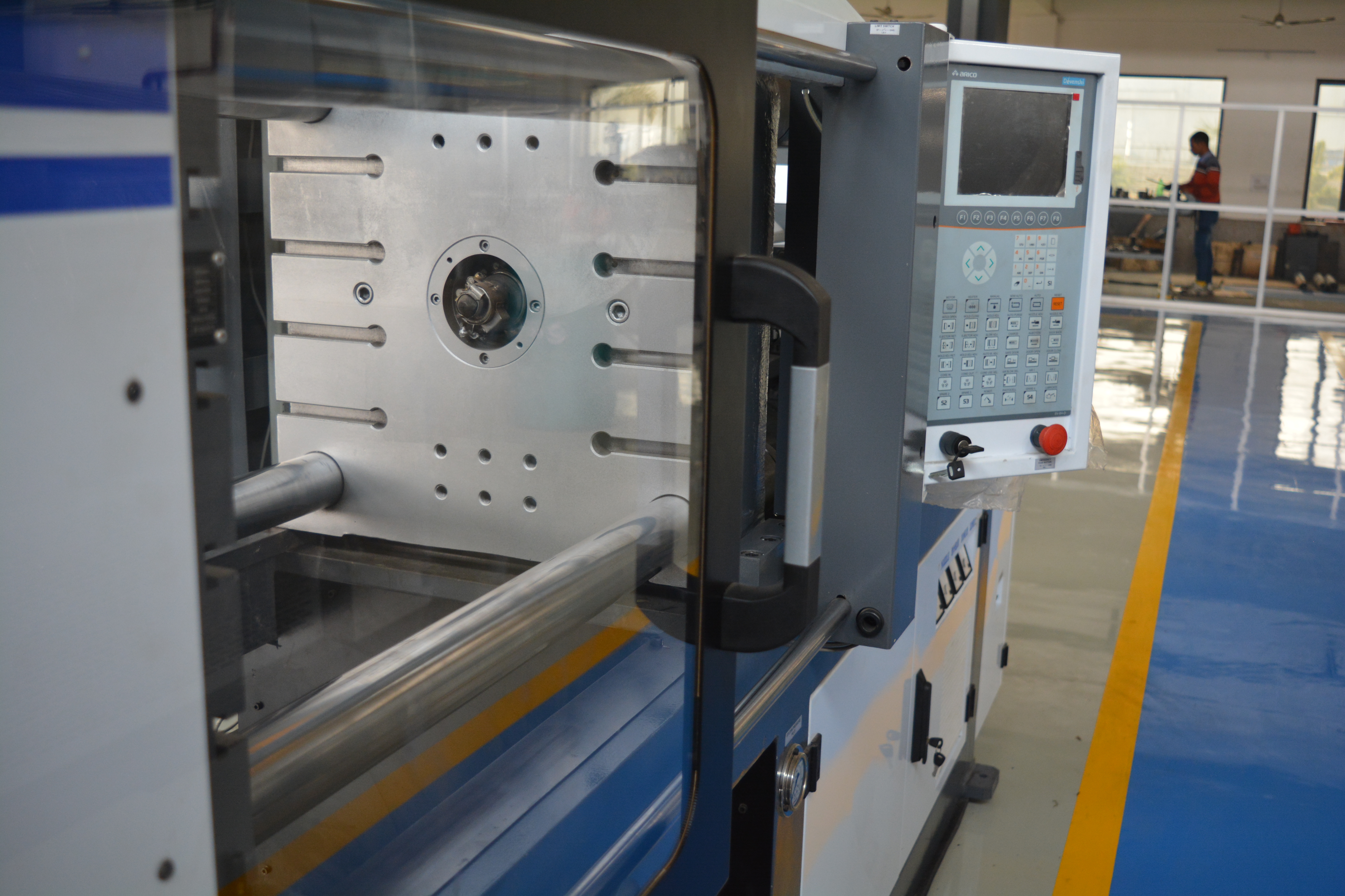 White & Green Ram Series Injection Molding Machine