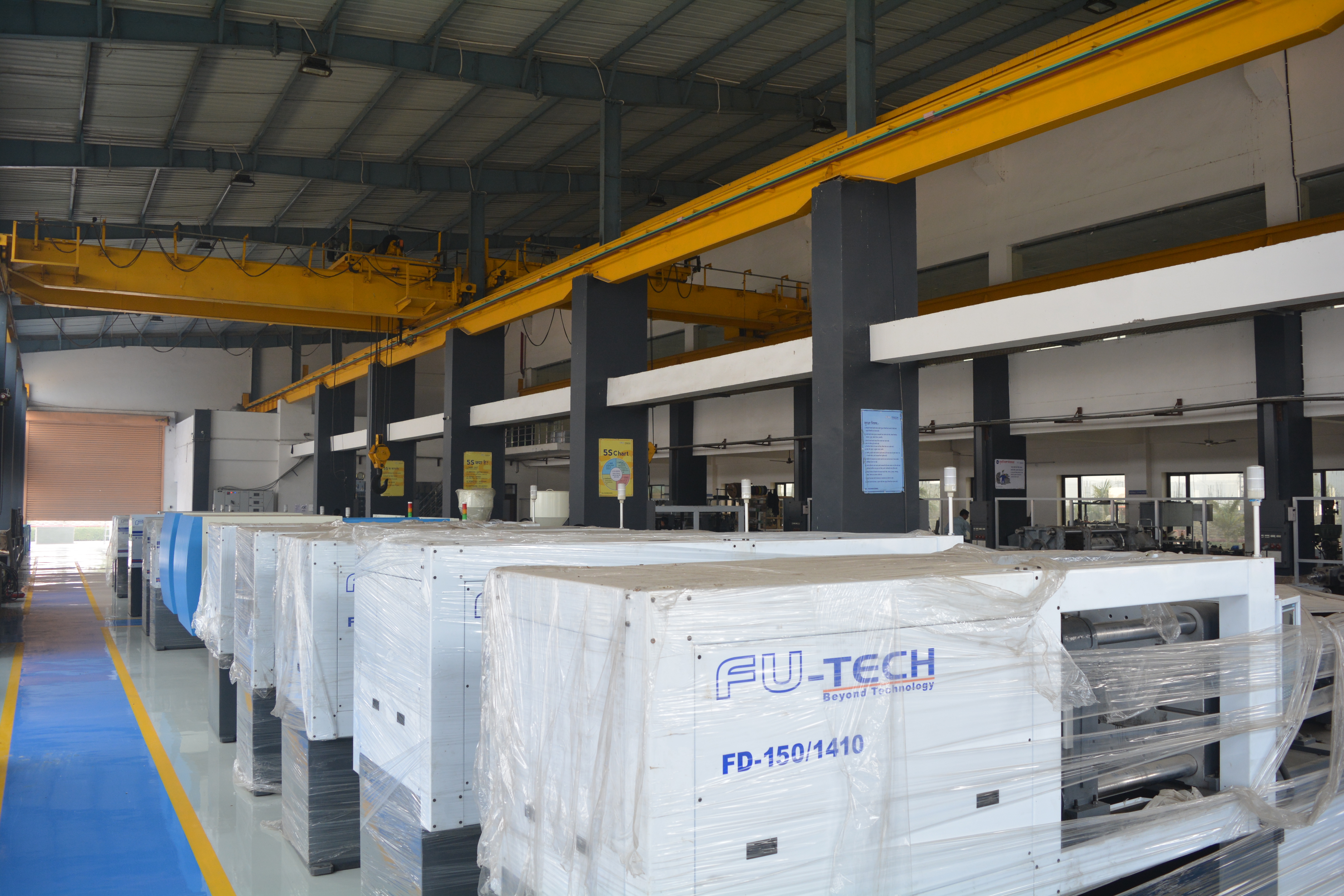 White & Green Ram Series Injection Molding Machine