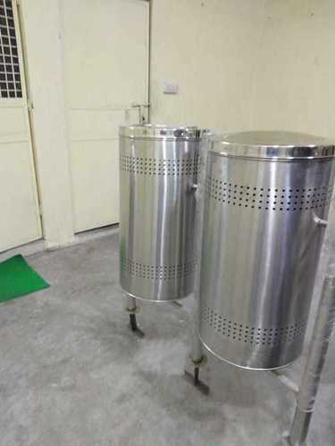 Stainless Steel Dustbin With Stand Application: Outdoor