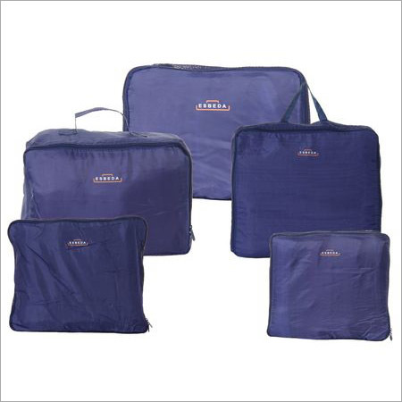 गहरे नीले कपड़ों का बैग