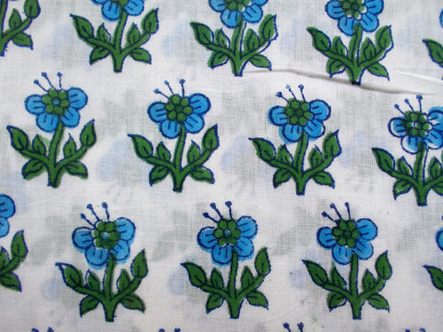 छोटे पैटर्न का मुद्रित कपड़ा