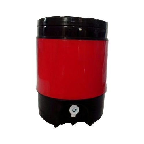 लाल खाली पानी का कैंपर