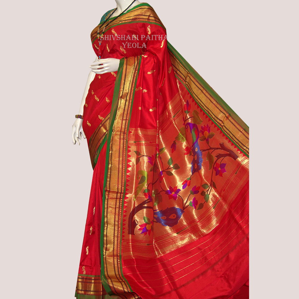 गोल्डन ग्रीन बॉर्डर साड़ी के साथ फैंसी पल्लू लाल पैठानी