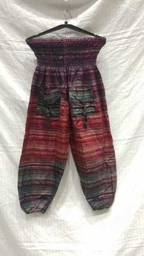 लाल और काले हरम पैंट