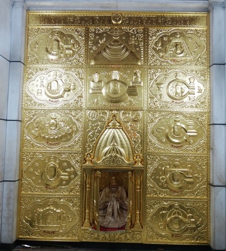 मंदिर की दीवार पर सोने की पत्तियां लगाना