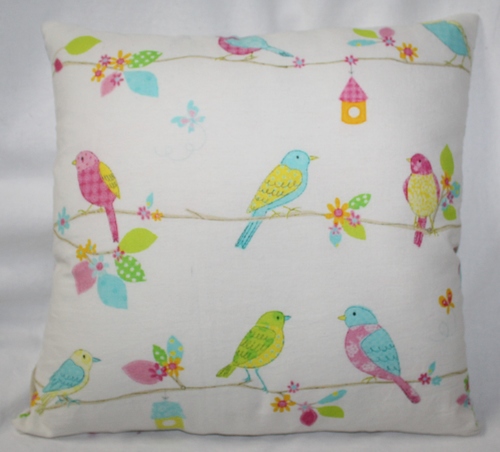 पक्षियों का प्रिंट वाला कुशन कवर