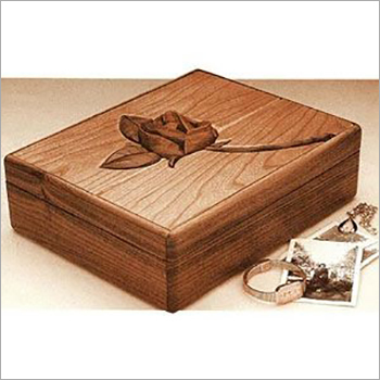 पाइन लकड़ी के डिज़ाइनर बॉक्स