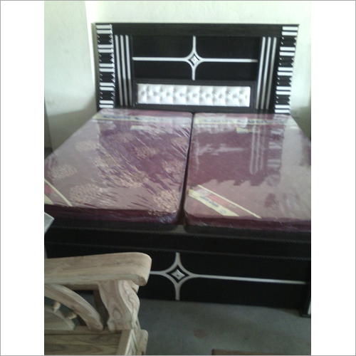 लकड़ी का डबल बेड