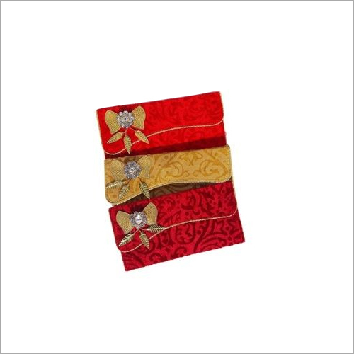 परवेनु शगुन सिंगल पीस वेलवेट लिफाफा।