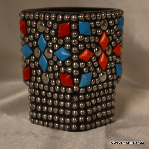 मॉडर्न आर्ट्स डेकोरेटेड ग्लास कैंडल होल्डर