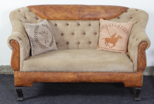 लकड़ी का नक्काशीदार सोफा किसी असेंबली की आवश्यकता नहीं है