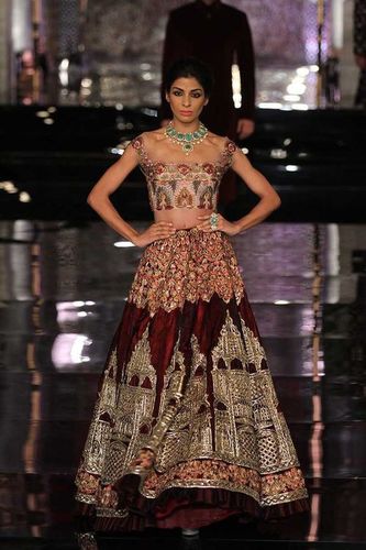 डिज़ाइनर फ्लोरल लेहेंगस