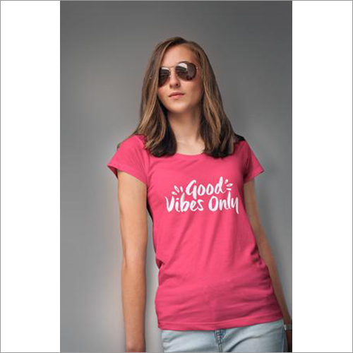 गुड वाइब्स ओन्ली महिलाओं की टी-शर्ट - गुलाबी