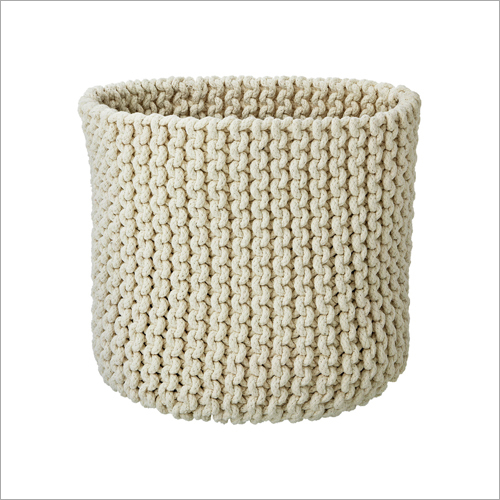 सफेद बुना हुआ बास्केट