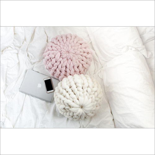सफेद और गुलाबी चंकी कुशन
