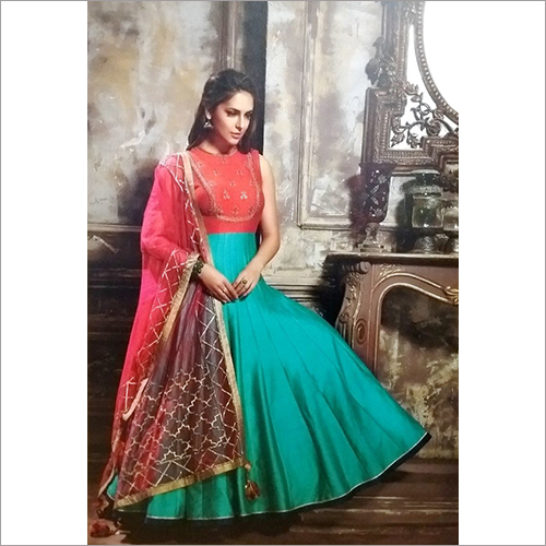 देवियों डिजाइनर लंबी पोशाक