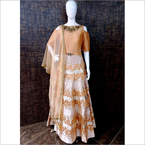 महिलाओं के लिए डिज़ाइनर ने लंबी ड्रेस प्रिंट की