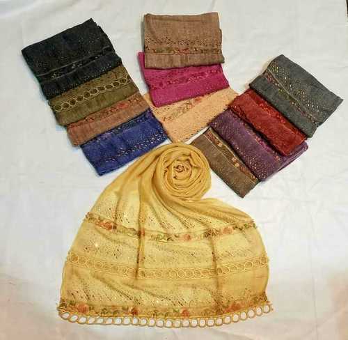 कढ़ाई वाले स्कार्फ