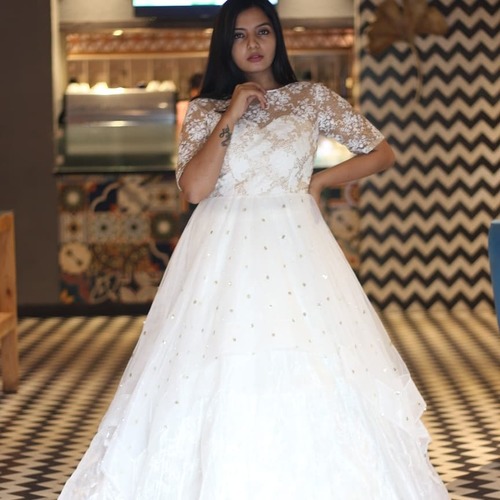 कस्टम मेड वेडिंग गाउन