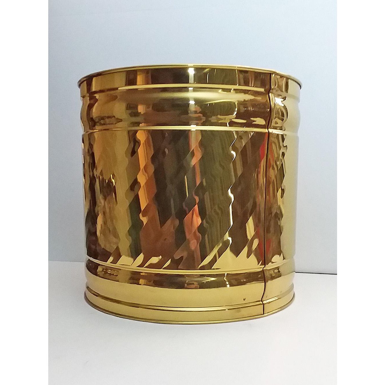 Bristol Round Swirl Brass Planter Dimensions: 10.5 W A 10.5 D A 9.75 H Centimeter (Cm)