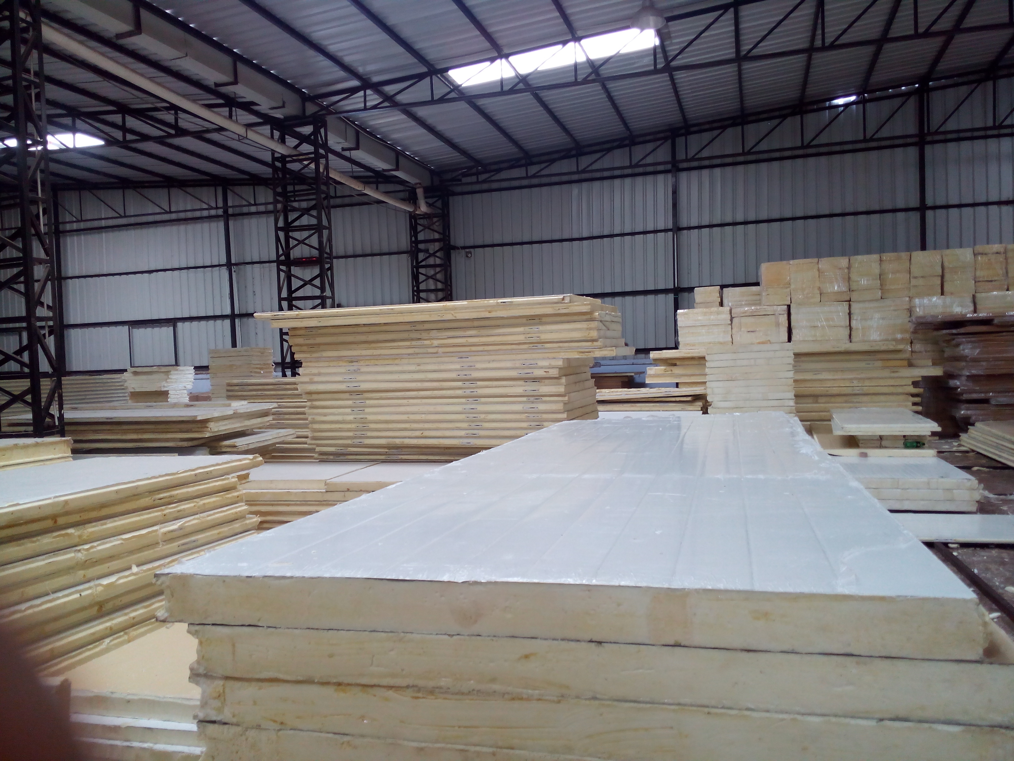 Eps Sandwich Panel - Polystyrene Core, Galvanized Steel Facing , 50 Mm+ Thickness, Customizable Length & Width, Suitable For Residential & Commercial Use