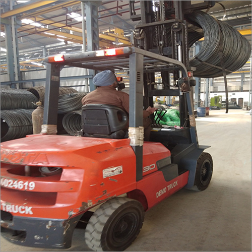 सुरक्षित सामग्री प्रबंधन के लिए फोर्कलिफ्टर सुविधा