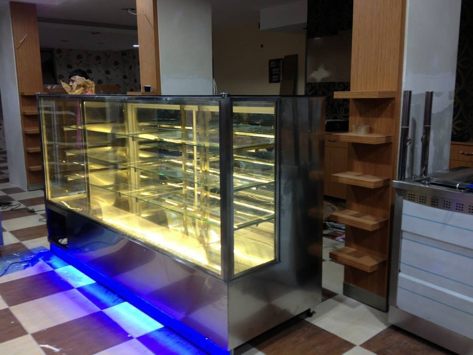 Display Counter - Stainless Steel & Glass, Customized Size & Design, Sleek Silver Finish, 150 Kg Weight
