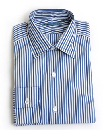हल्के नीले धारियों वाली शर्ट
