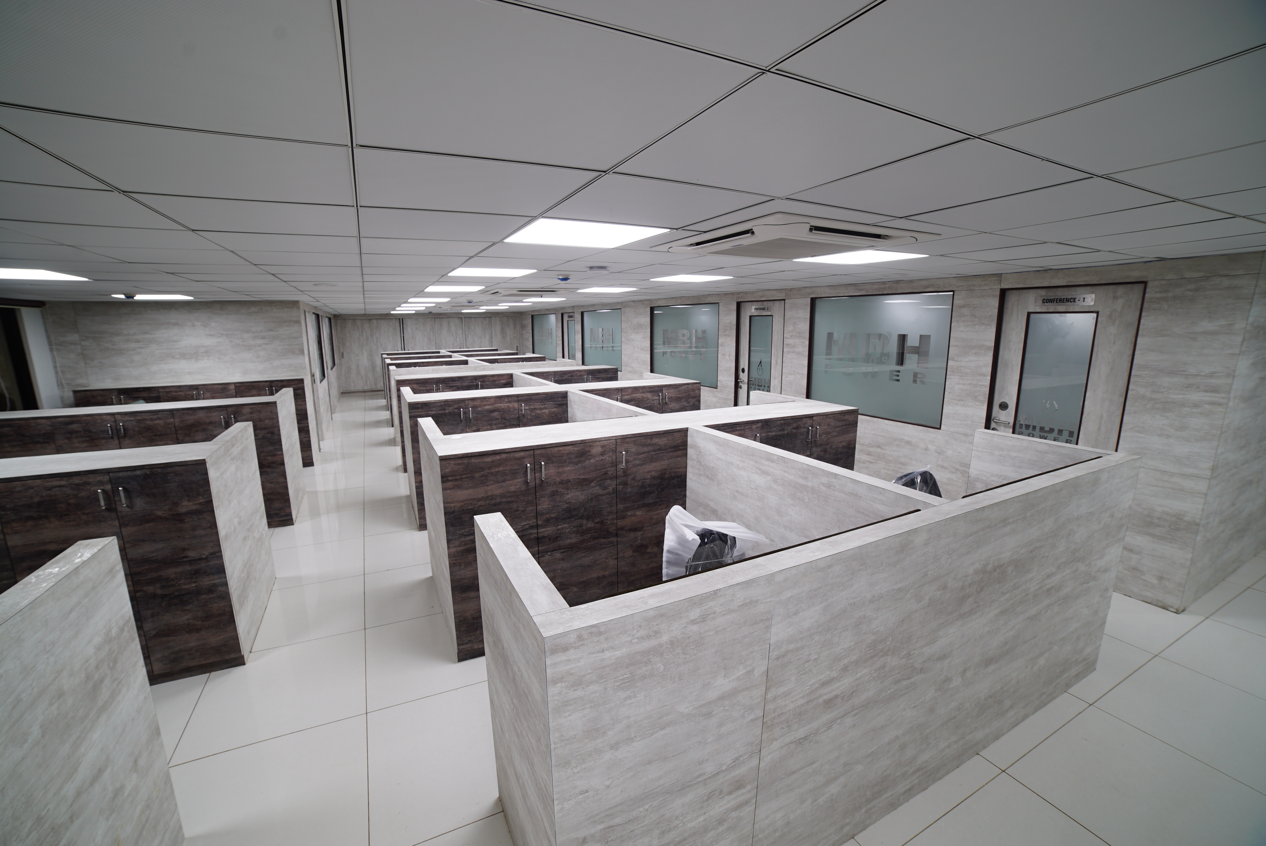 Brown Cubical Workstation