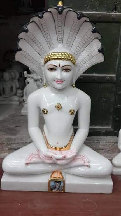 Polishing White Marble Mahavir Statue