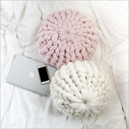 सफ़ेद और गुलाबी चंकी कुशन
